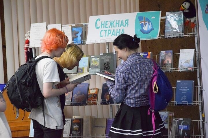 Студентки у книжной полки